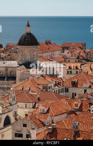 Vue aérienne de la vieille ville de Dubrovnik cityscape y compris la cathédrale dome, Dubrovnik, Croatie Banque D'Images