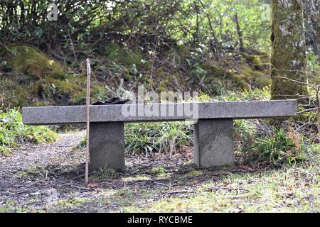 Siège de marbre situé près de la route principale sur la Sustrans National Cycle Network, près de l'ancien centre de vie marine à Barcaldine. Banque D'Images