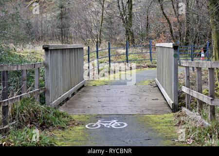 Pont de bois et de rails sur le réseau national Cycle Sustrans, près de l'ancien centre de vie marine à Barcaldine. Banque D'Images