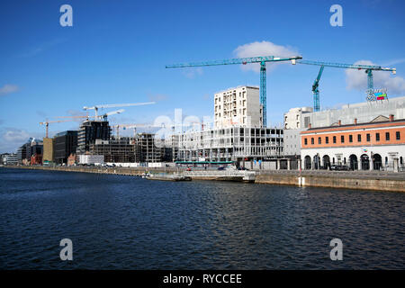 Les grues et les nouveaux développements à l'office dans le dock waterfront docklands liffey Dublin République d'Irlande europe Banque D'Images