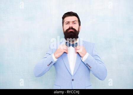 Hipster barbu homme costume formel avec Bow Tie. Mode d'organisation de mariages. Tenue parfaite de style formel. Groom impeccable. Conseils pour traiter l'anxiété de mariage. Ti Banque D'Images