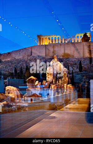 Vue sur le Parthénon de l'Acropole Musée. Expositions du musée reflétée sur la vitre.Athènes, Attique, Grèce. Banque D'Images