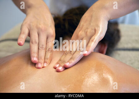 Gros plan sur les mains d'une masseuse pendant un massage dans un spa dans la ville d''Ierapetra, Crete, Grèce. Banque D'Images