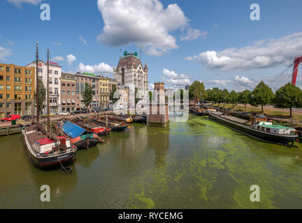 Oude Haven historique avec de vieux navires en centre-ville de Rotterdam Banque D'Images