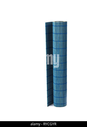 Bambou bleu foncé mat sushi roll en isolé sur fond blanc. Japonais ou Chinois traditionnel table. Banque D'Images