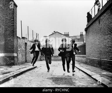 PAUL MCCARTNEY, George Harrison, Ringo Starr, JOHN LENNON, UNE DURE JOURNÉE DE NUIT, 1964 Banque D'Images