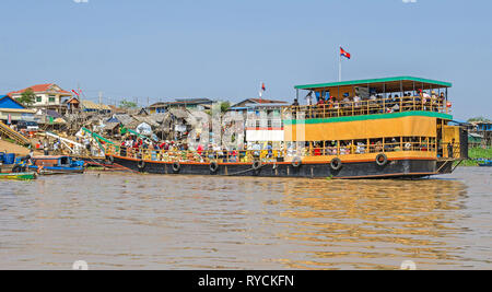 Siem Reap, Cambodge - Avril 11, 2018 : l'un des villages sur le lac Tonle Sap et d'un ferry transportant des marchandises et des passagers Banque D'Images