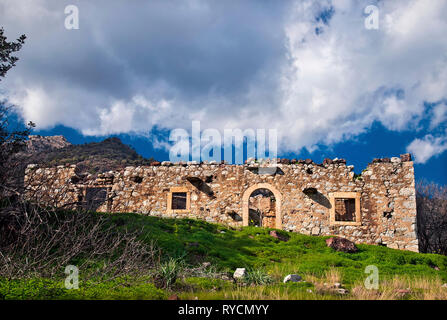 Belle, maison abandonnée à Mythoi (ou 'Mythi') village, municipalité de Ierapetra, Lassithi, Crète sud, Grèce. Banque D'Images