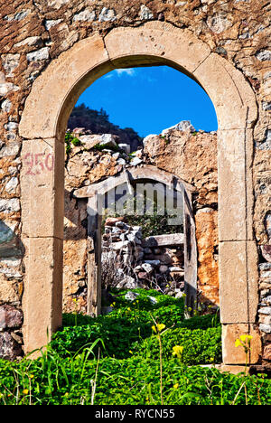 Belle, maison abandonnée à Mythoi (ou 'Mythi') village, municipalité de Ierapetra, Lassithi, Crète sud, Grèce. Banque D'Images