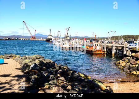 Les bateaux de pêche amarrés au quai du port d'Eden sur deux fois Bay sur la côte sud de la Nouvelle-Galles du Sud Banque D'Images