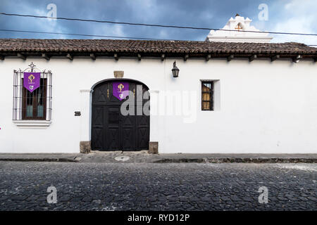 Entrée du port de maison blanche avec décoration de Pâques la semaine sainte à Antigua, Guatemala Banque D'Images