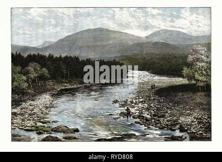 Vue depuis le Vieux Pont, Invercauld, Braemar,UK. Braemar est un village de l'Aberdeenshire, en Écosse, à l'ouest d'Aberdeen dans les Highlands. Il est le plus proche des Significantly-Sized au cours supérieur de la rivière Dee Banque D'Images