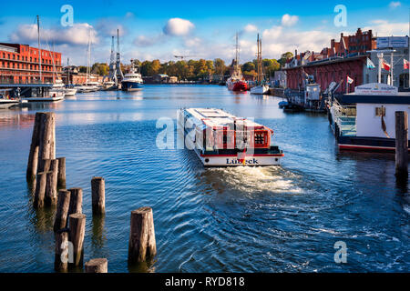 Lübeck, Allemagne, 10/07/2018 : vue sur le port de la Hanse à la rivière trave dans la ville hanséatique de Lübeck Banque D'Images