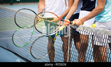 Mettre en place en toute sécurité avec une assurance personnes jouant au tennis ensemble. Sport concept Banque D'Images