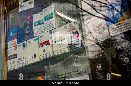Une sélection de la populaire marque Juul vaping fournitures à afficher dans la fenêtre d'une seine store à New York, le samedi 2 mars, 2019. (Â© Richard B. Levine) Banque D'Images