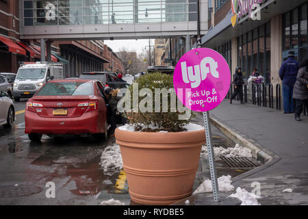 Parking en face de l'Atlantique Centre Commercial Terminal au centre-ville de Brooklyn à New York est désigné comme Lyft pick-up and drop-off emplacement, vu le Samedi, 2 mars, 2019. L'IPO pour la service de covoiturage est signalé à être aussi proche que ce mois-ci. (Â© Richard B. Levine) Banque D'Images