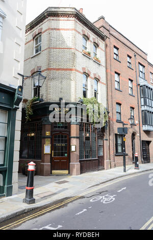 Le Soleil Levant public house sur tissu, juste, Smithfield, Londres, UK Banque D'Images