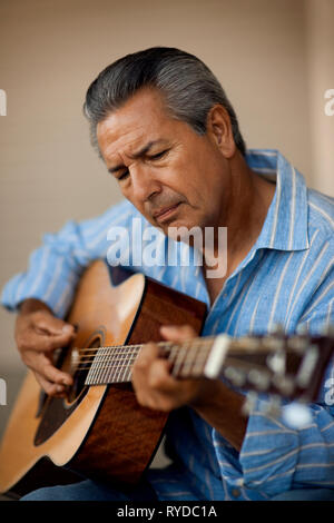 Portrait d'homme jouant de la guitare acoustique. Banque D'Images