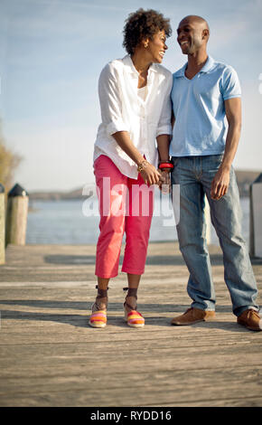 Quai couple ensemble. Banque D'Images