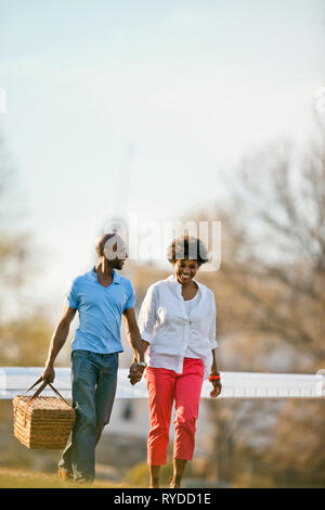 Couple going on picnic ensemble. Banque D'Images