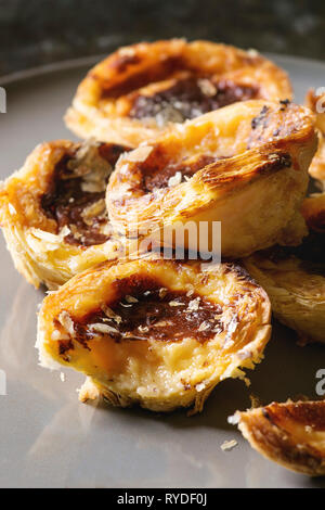 Tarte aux oeufs traditionnels portugais dessert Pasteis de nata Pastel. Close up Banque D'Images