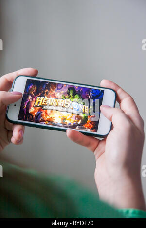 Los Angeles, Californie, USA - 25 Février 2019 : un smartphone avec écran d'intro de Hearthstone Banque D'Images