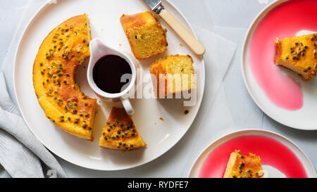 Morceaux de fruit et yaourt gâteau avec le sirop de rose musquée. Banque D'Images