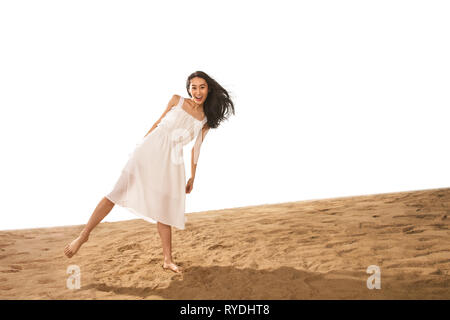 Jeune femme sur la plage Banque D'Images