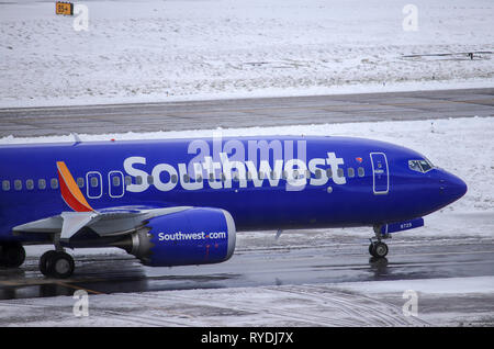 Southwest Airlines, un Boeing 737 MAX 8 roulage à la porte après l'atterrissage à l'Aéroport International de Portland (PDX). Banque D'Images