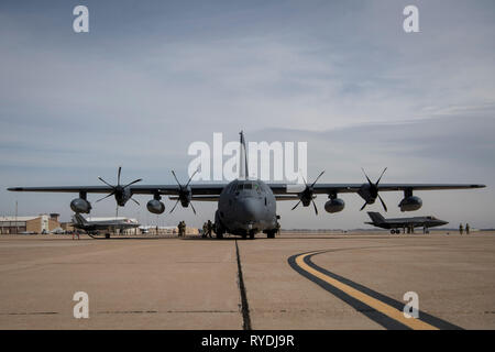 Aviateurs de la 388e Escadre de chasse à Hill Air Force Base, en Utah, et l'Air du 26 commandos Special Tactics Squadron et le 27e Escadron de préparation logistique opération spéciale de mener une partie avant d'un point de ravitaillement MC-130J Commando II à un F-35A Lightning II à Cannon AFB, N.M., le 27 février, 2018. Cette formation familiarisé le STT avec l'avion de la cinquième génération, assurant ainsi qu'ils sont préparés pour la bataille d'aujourd'hui et prête à exécuter des opérations spéciales à l'échelle mondiale de demain. Les équipes tactiques spéciales peuvent évaluer, ouvert, et le contrôle des aérodromes pour les bandes de terre en clandestin Banque D'Images