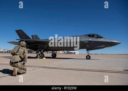 Une tactique spéciale opérateur avec la 26e Special Tactics Squadron donne sur un F-35A Lightning II avions at Cannon Air Force Base, Nouveau Mexique, 26 février 2019. Pour la première fois, des aviateurs de la 388e Escadre de chasse à Hill Air Force Base, en Utah, et l'Air du 26 commandos STS et le 27e Escadron d'opérations spéciales de préparation logistique formé et a procédé à un point de ravitaillement, un MC-130J Commando II à un F-35A Lightning II. (U.S. Photo de l'Armée de l'air par le sergent. Rose Gudex) Banque D'Images