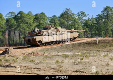 Un M1A1 Abrams char de combat principal, "Barbie Dreamhouse", attribué à 3e Bataillon, 67e régiment blindé, 2ème Armored Brigade Combat Team, 3ème Division d'infanterie tire un 120mm sabot high explosive pendant toute l'accent spartiate, Fort Stewart, Ga., Mars 5. (U.S. Photo de l'armée par la CPS. Andres Chandler/libérés) Banque D'Images