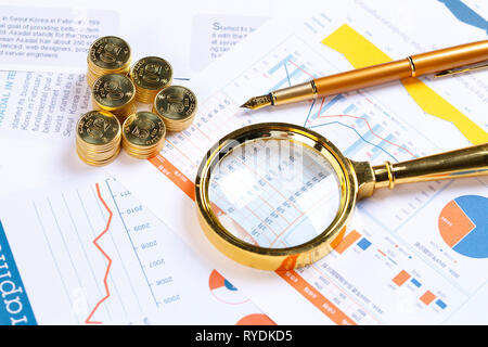 Une loupe et pièces Banque D'Images