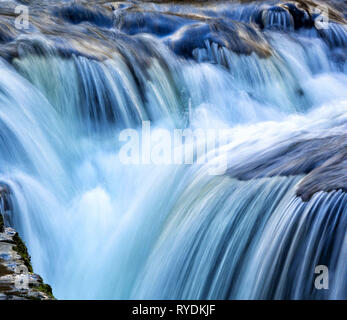En cascade sur les rochers de l'eau dans la rivière Afon Pyrddin, partie de la promenade près des chutes d'Pontneddfechan dans la vallée de Neath Swansea South Wales UK Banque D'Images