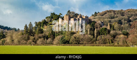 Début du printemps vue sur château de Dunster près du château de Minehead meads West Somerset UK Banque D'Images