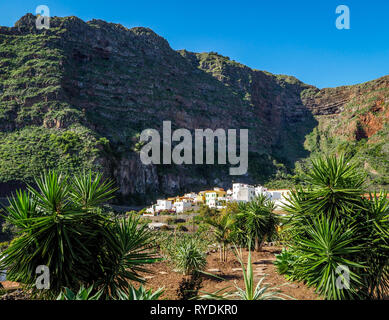 Le joli village d'Agulo situé de façon spectaculaire par la côte nord de La Gomera dans un amphithéâtre de falaises volcaniques - Îles Canaries Banque D'Images