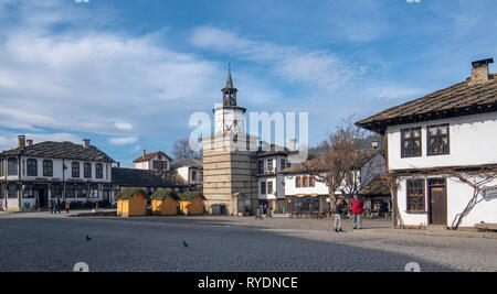 TRYAVNA, BULGARIE - Panorama de la tour de l'horloge et de la vieille ville, dans le complexe traditionnel de l'architecture. Banque D'Images