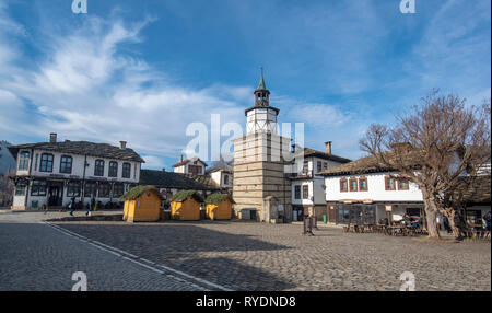 TRYAVNA, BULGARIE - Panorama de la tour de l'horloge et de la vieille ville, dans le complexe traditionnel de l'architecture. Banque D'Images