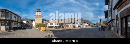 TRYAVNA, BULGARIE - Panorama de la tour de l'horloge et de la vieille ville, dans le complexe traditionnel de l'architecture. Banque D'Images