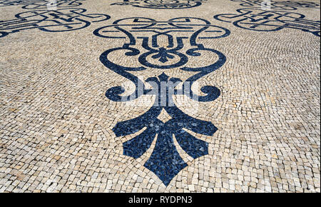 Pavés typiques portugais créer balck et blanc à l'aide de galets de basalte et de calcaire, à Lisbonne, Portugal Banque D'Images