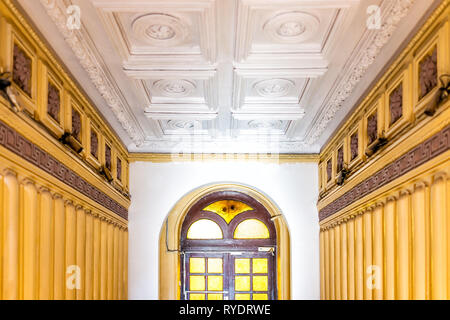 Voir des vieux murs du corridor historique bâtiment coloré orange jaune dans immeuble résidentiel avec mobilier vintage design en Ukraine Banque D'Images