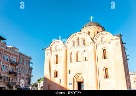 Kiev, Ukraine - le 10 août 2018 : Pyrohoshcha Dormition de la Mère de Dieu la façade extérieure de l'église au cours de journée ensoleillée à Kiev avec ciel bleu Banque D'Images
