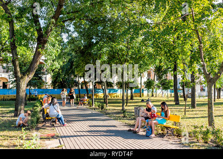 Kiev, Ukraine - le 10 août 2018 : journée ensoleillée à Kiev avec Square park Kontraktova et des gens assis sur des bancs en été à l'extérieur Banque D'Images