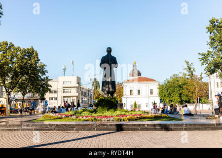 Kiev, Ukraine - le 10 août 2018 : journée ensoleillée à Kiev avec Kontraktova Square Park et des gens assis sur le monument Skovoroda statue en été à l'extérieur Banque D'Images