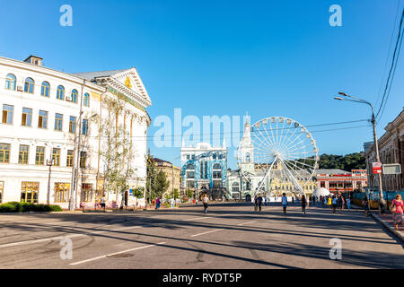 Kiev, Ukraine - le 10 août 2018 : l'Université nationale de l'Académie Mohyla de Kiev au cours de journée d'été avec ciel bleu et grande roue, personnes marchant sur la rue ro Banque D'Images