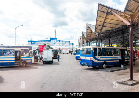 Kiev, Ukraine - le 21 août 2018 : rue avec la station centrale de bus et les gens qui marchent par le pavé de la rue dans l'Oblast de Volhynie Banque D'Images