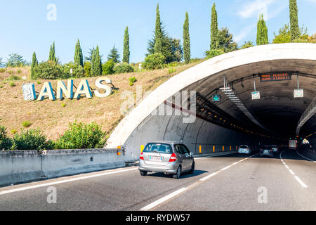 Rome, Italie - 24 août 2018 : Journée ensoleillée et route autoroute rue avec sign et tunnel sur l'autostrade moderne Banque D'Images