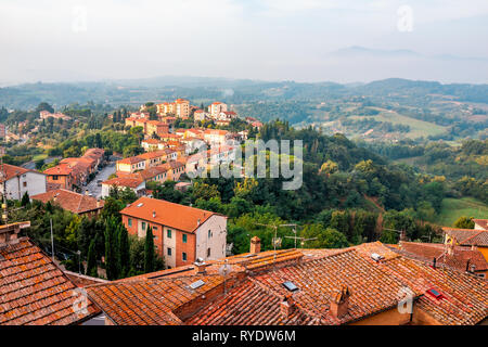 Village de Chiusi cityscape au lever du soleil en Toscane Italie avec orange rouge tuile sur le toit des maisons sur montagne campagne et collines Banque D'Images