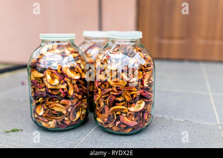 Orange déshydratée coloré sec des tranches de fruits pomme morceaux stockés dans de nombreux pots de verre libre Banque D'Images