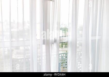 Libre de fenêtre stores rideaux blanc ordinaire dans la salle à l'intérieur de l'intérieur à l'extérieur avec vue sur la ville de vacances Banque D'Images